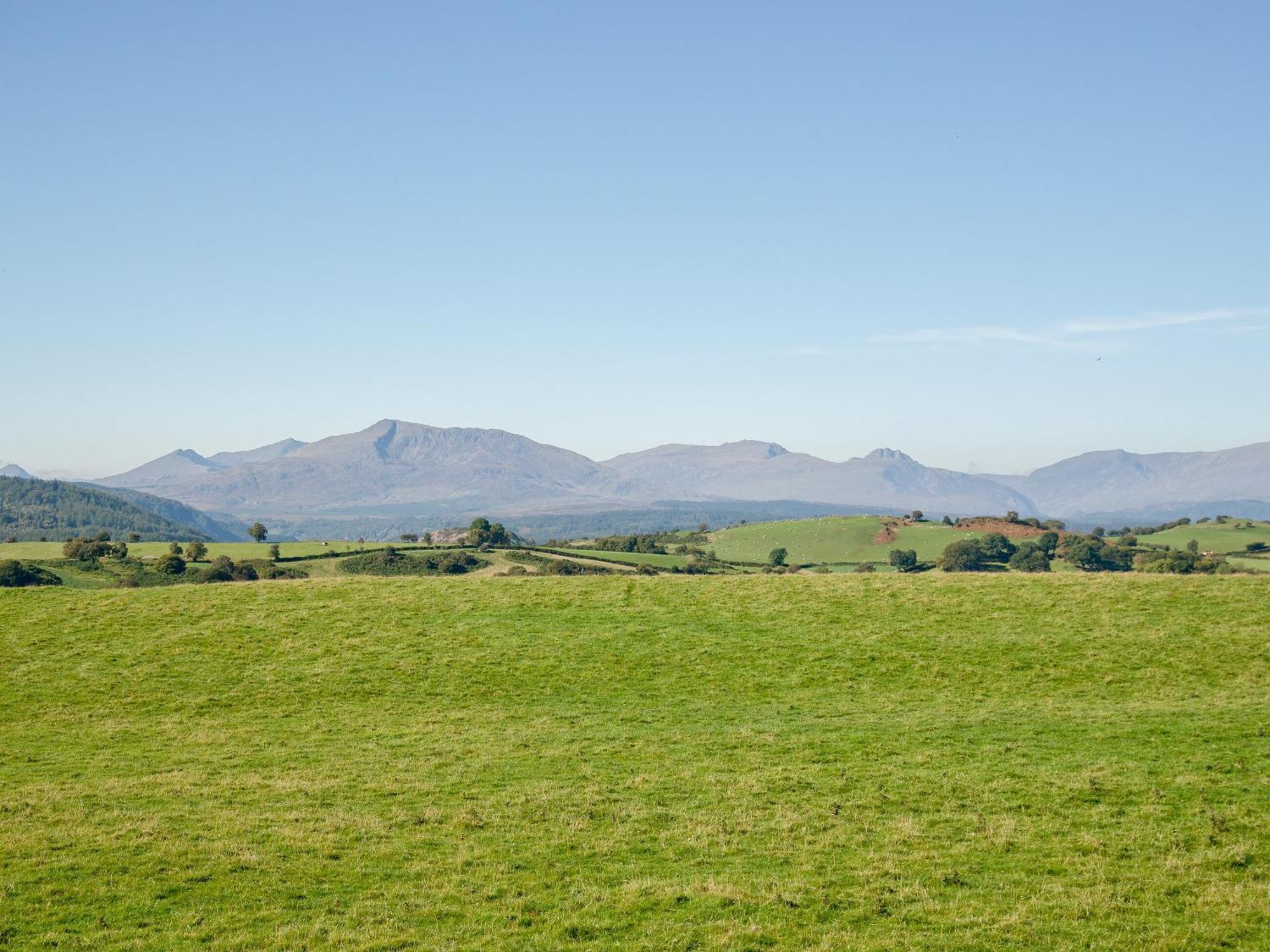 Cefn Bach Villa Capel Garmon Exterior photo